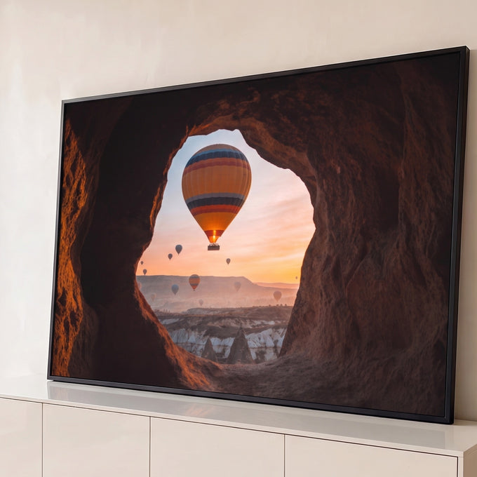 Quadro Decorativo Grande Balão de Ar para Sala Laranja | quadros decorativos para sala | balão de ar quente visto por abertura de rocha sobre vale ao nascer do sol | Porao dos Quadros