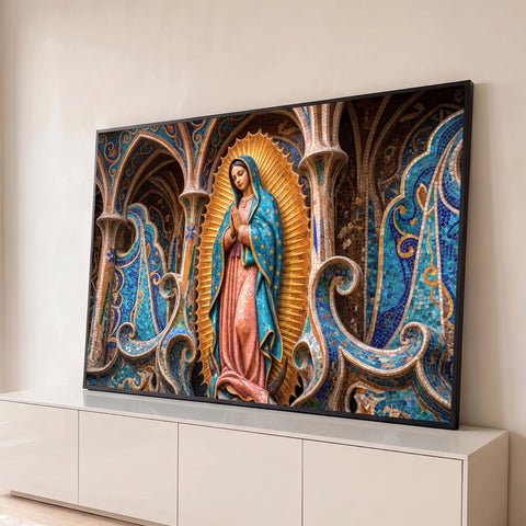 Nossa Senhora de Guadalupe em prece com halo dourado entre arcos de mosaico azul, quadro decorativo