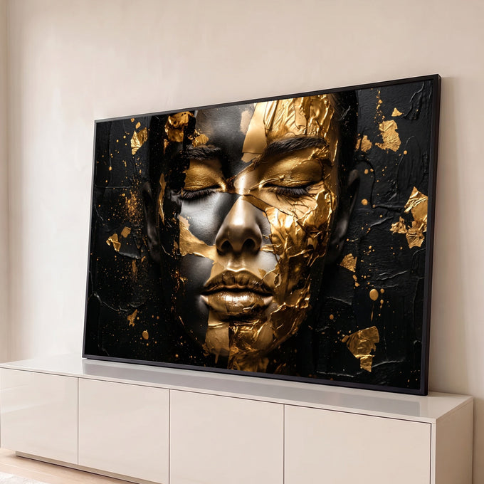 Rosto feminino de olhos fechados coberto por folhas de ouro sobre fundo preto texturizado, quadro decorativo