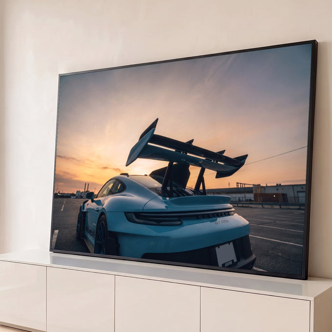 Quadro Decorativo Grande Carro Automóvel para Sala Azul | quadros decorativos para sala | carro esportivo azul claro com aerofólio preto contra céu de pôr do sol | Porao dos Quadros