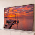 Quadro Decorativo Grande Marina ao Pôr do Sol para Sala | quadros decorativos para sala | marina ao pôr do sol com veleiros e barcos em céu laranja e vermelho | Porao dos Quadros