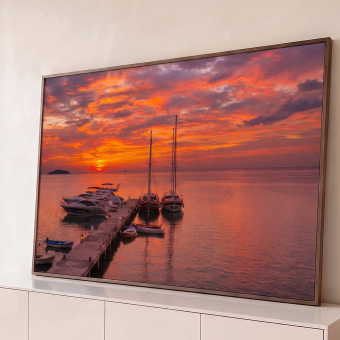 Quadro Decorativo Grande Marina ao Pôr do Sol para Sala | quadros decorativos para sala | marina ao pôr do sol com veleiros e barcos em céu laranja e vermelho | Porao dos Quadros