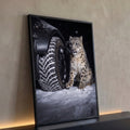 Leopardo-das-neves sentado ao lado de pneu de carro na neve em noite escura, quadro decorativo