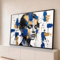 Quadro Decorativo Grande Retrato Dourado para Sala Azul | quadros decorativos para sala | rosto feminino em preto e branco coberto por blocos de tinta azul e dourada escorrida | Porao dos Quadros