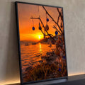 Pôr do sol laranja sobre o mar com galho de amuletos olho grego, cabaças e conchas, quadro decorativo