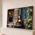 Mona Lisa sentada em café ao ar livre com celular, café com leite e flores brancas, quadro decorativo