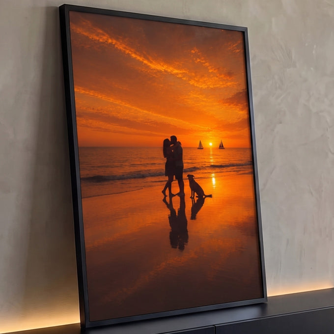 Silhueta de casal se beijando na praia com cachorro, veleiros e céu laranja ao pôr do sol, quadro decorativo