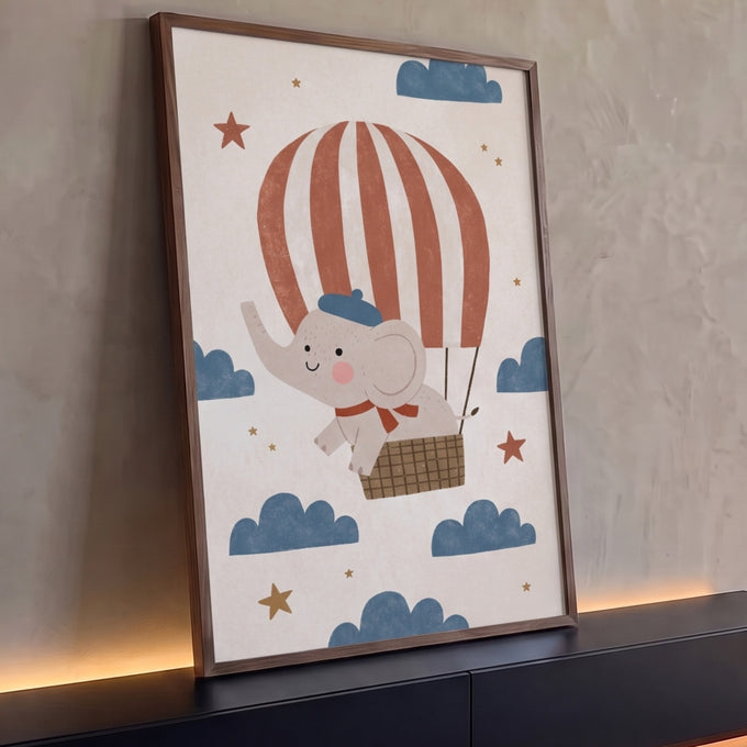 Elefantinho de boina em balão de ar quente listrado entre nuvens azuis e estrelas, quadro decorativo