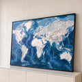 Quadro Decorativo Grande Mapa Mundi Sala para Sala Azul | quadros decorativos para sala | mapa-múndi em relevo texturizado com continentes brancos e oceano em tons de azul | Porao dos Quadros