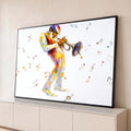 Músico tocando trompete em pinceladas coloridas com notas musicais sobre fundo branco, quadro decorativo