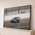 Porsche 911 GT3 RS verde com aerofólio acelerando em pista de corrida cinza, fotografia, quadro decorativo