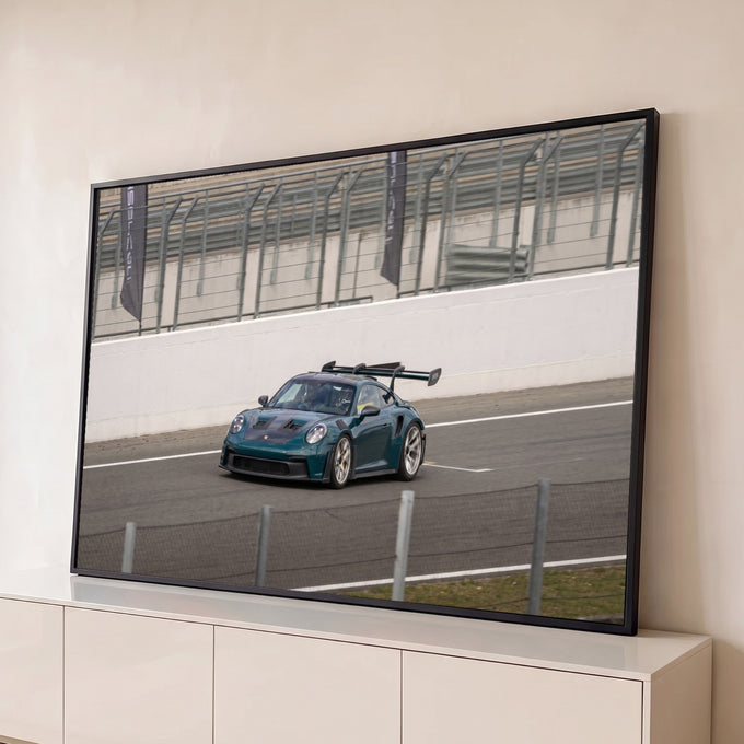 Porsche 911 GT3 RS verde com aerofólio acelerando em pista de corrida cinza, fotografia, quadro decorativo