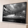 Quadro Decorativo Grande Varal de Fotografias para Sala | quadros decorativos para sala | varal com fotografias presas por pregadores sob céu nublado e mar ao fundo, em preto e branco | Porao dos Quadros