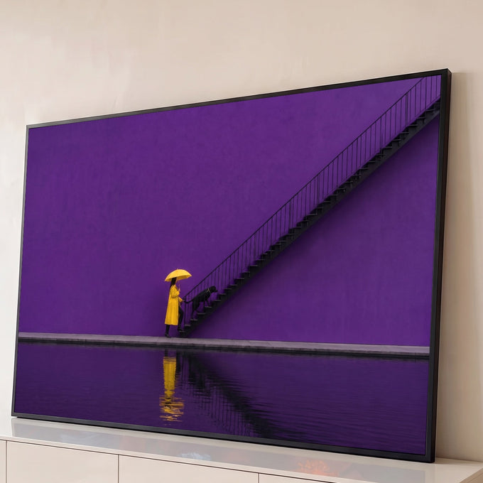 Quadro Decorativo Grande Mulher de Amarelo para Sala Roxo | quadros decorativos para sala | mulher de capa e guarda-chuva amarelos com cão preto ao lado de escada sobre fundo roxo | Porao dos Quadros