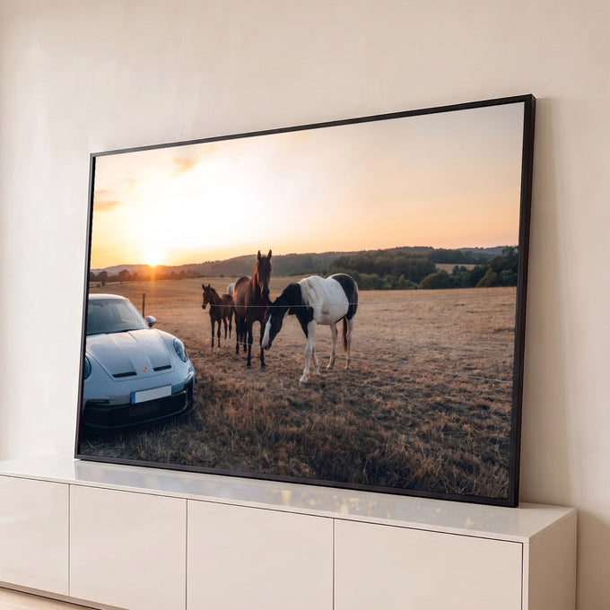 Quadro Decorativo Grande Carro Pôr do Sol para Sala Branco | quadros decorativos para sala | carro esportivo branco diante de cavalos em campo dourado ao pôr do sol | Porao dos Quadros