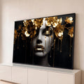 Rosto de mulher com lábios dourados, flores de ouro e gotas escorrendo sobre fundo preto, quadro decorativo