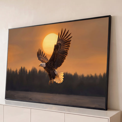 Águia-de-cabeça-branca de asas abertas voando diante do sol laranja sobre floresta, quadro decorativo