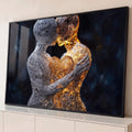 Quadro Decorativo Grande Casal de Fios para Sala Dourado | quadros decorativos para sala | duas figuras de fios prateado e dourado abraçadas com coração luminoso entre elas | Porao dos Quadros