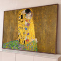 Casal abraçado em manto dourado sobre campo florido, O Beijo de Gustav Klimt, quadro decorativo