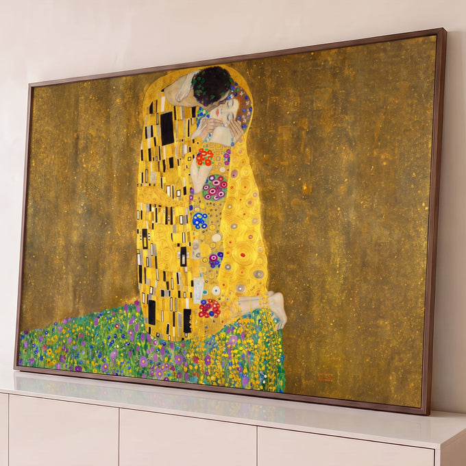 Casal abraçado em manto dourado sobre campo florido, O Beijo de Gustav Klimt, quadro decorativo