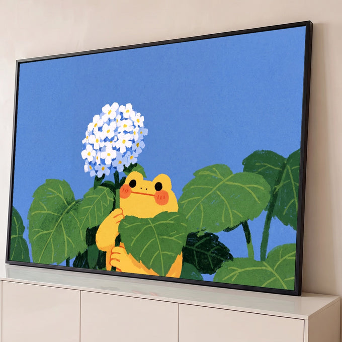 Quadro Decorativo Grande Sapo Amarelo para Quarto Azul | quadros decorativos para sala | sapo amarelo fofo segurando folha verde com hortênsia azul e branca ao fundo | Porao dos Quadros