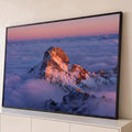 Quadro Decorativo Grande Pico Nevado para Sala Rosa | quadros decorativos para sala | pico de montanha nevado emergindo de mar de nuvens sob céu rosa ao pôr do sol | Porao dos Quadros