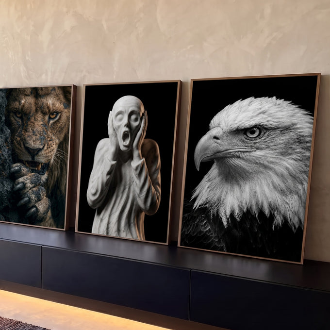 Quadro Decorativo Kit 3 Telas Leão Figura para Sala Preto | quadros decorativos para sala | leão, figura de mármore gritando e águia em preto e branco em três painéis | Porao dos Quadros