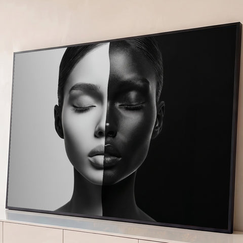 Rosto de mulher de olhos fechados dividido em metade clara e metade escura, fundo preto e branco, quadro decorativo
