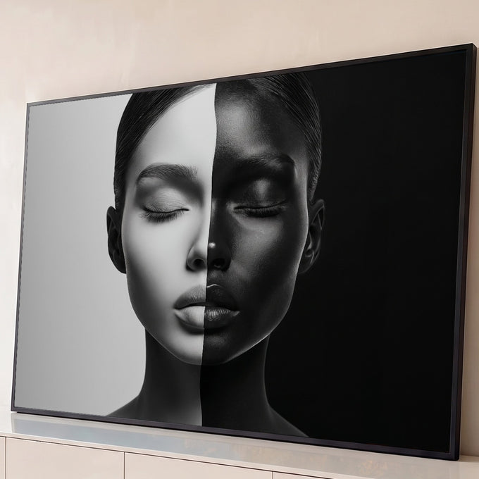 Rosto de mulher de olhos fechados dividido em metade clara e metade escura, fundo preto e branco, quadro decorativo