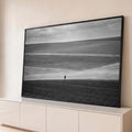 Quadro Decorativo Grande Figura Solitária para Sala Preto | quadros decorativos para sala | pessoa solitária em pé em campos ondulados, fotografia preto e branco | Porao dos Quadros
