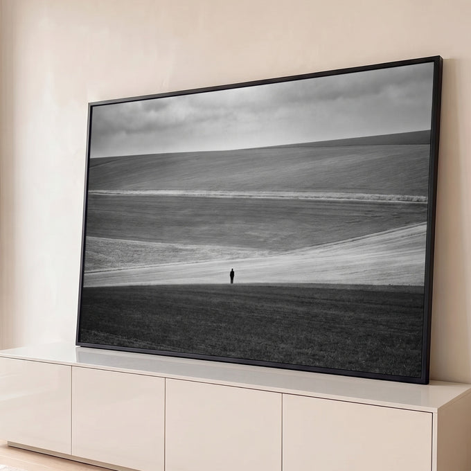 Quadro Decorativo Grande Figura Solitária para Sala Preto | quadros decorativos para sala | pessoa solitária em pé em campos ondulados, fotografia preto e branco | Porao dos Quadros