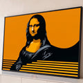 Mona Lisa em ilustração vetorial preta sobre fundo laranja com listras horizontais, quadro decorativo