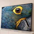Close macro do olho de arara-azul com anel amarelo, penas azuis texturizadas e bico escuro, quadro decorativo
