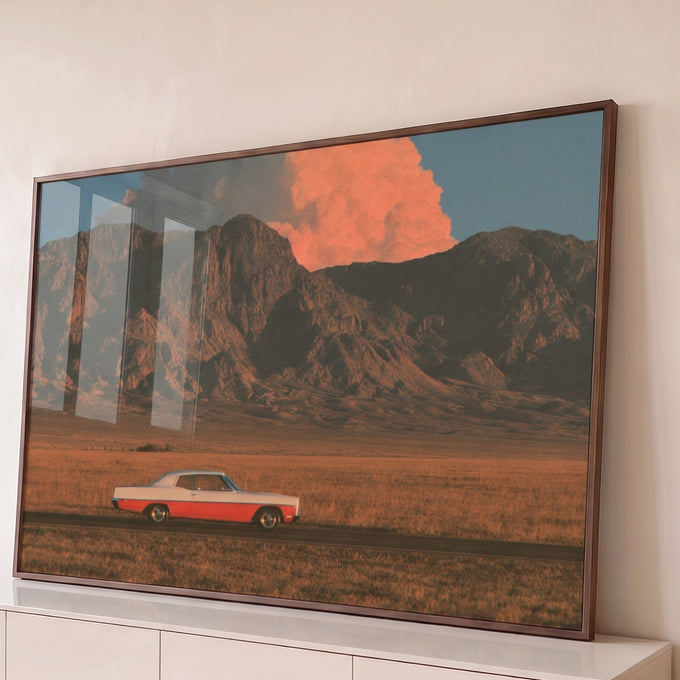 Quadro Decorativo Carro Clássico Vermelho na Estrada | quadros decorativos para sala | carro clássico vermelho e branco numa estrada com montanhas e nuvem alaranjada ao fundo | Porao dos Quadros
