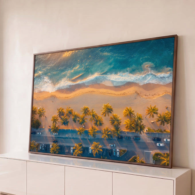Vista aérea de praia com mar turquesa, areia dourada e fileira de palmeiras ao pôr do sol, quadro decorativo