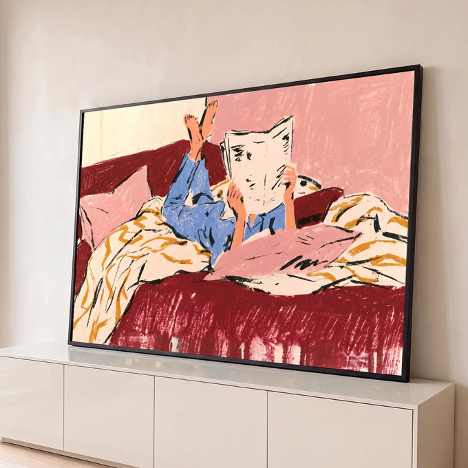 Quadro Decorativo Grande Pessoa Lendo Vermelho para Quarto | quadros decorativos para sala | pessoa de pijama azul deitada na cama lendo jornal, pés para cima | Porao dos Quadros