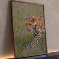 Leopardo de olhar fixo caminhando por campo verde com flores azuis, fotografia realista, quadro decorativo