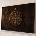 Quadro Decorativo Grande Medalha Cruz para Sala Marrom | quadros decorativos para sala | medalha de bronze da São Bento com cruz e letras latinas sobre couro escuro | Porao dos Quadros