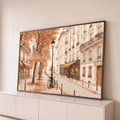 Rua de Paris no outono com árvores laranja, bicicleta no poste e toldos listrados, quadro decorativo