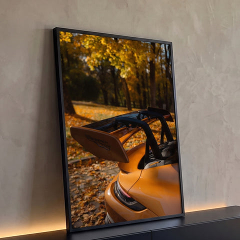 Traseira de carro esportivo laranja com aerofólio preto em parque de outono dourado, quadro decorativo