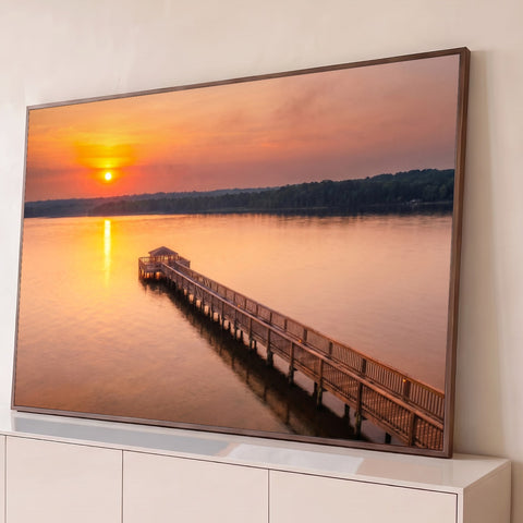 Pôr do sol laranja sobre lago calmo com píer de madeira e gazebo, fotografia aérea, quadro decorativo