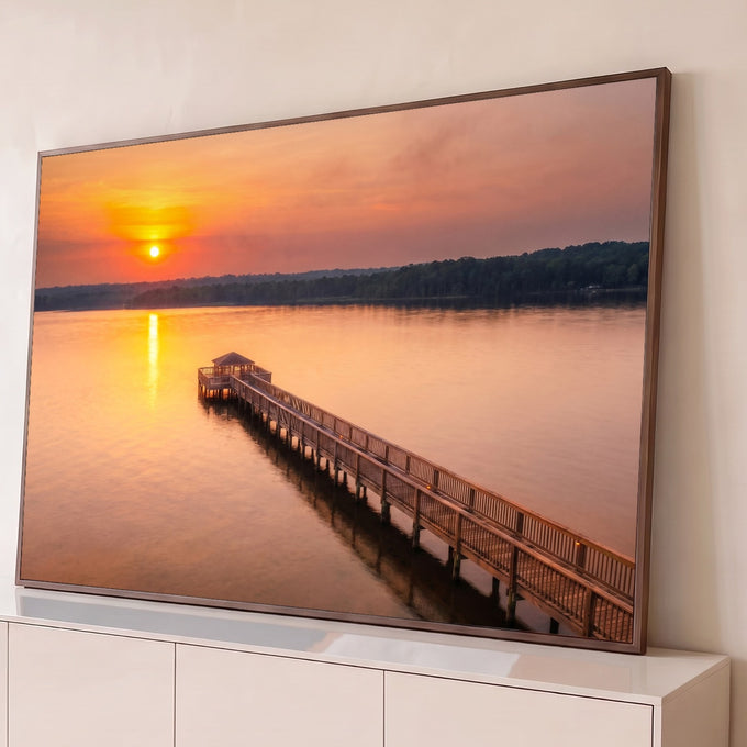 Quadro Decorativo Grande Píer Lago para Sala Laranja | quadros decorativos para sala | píer de madeira sobre lago calmo com pôr do sol laranja e gazebo ao fundo | Porao dos Quadros