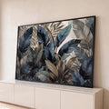 Quadro Decorativo Grande Folhagem Tropical Azul para Sala | quadros decorativos para sala | folhas de bananeira em azul petróleo e bege sobrepostas em composição tropical | Porao dos Quadros