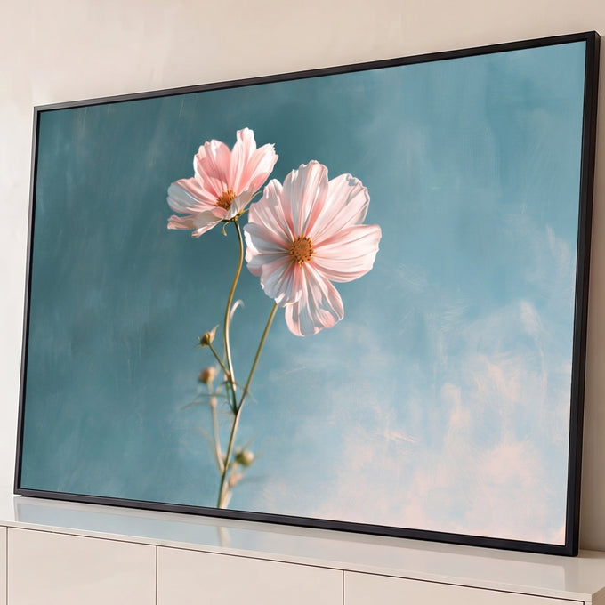 Quadro Decorativo Grande Flores Claro para Sala Rosa | quadros decorativos para sala | duas flores cosmos rosa claro com miolo amarelo sobre fundo azul petróleo texturizado | Porao dos Quadros