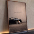 Menino com skate junto ao muscle car preto diante de muro bege com frase sobre sonho, quadro decorativo