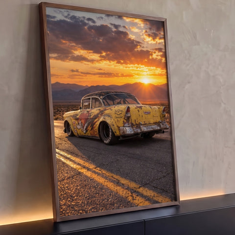 Chevrolet antigo amarelo enferrujado em estrada no deserto ao pôr do sol laranja, quadro decorativo