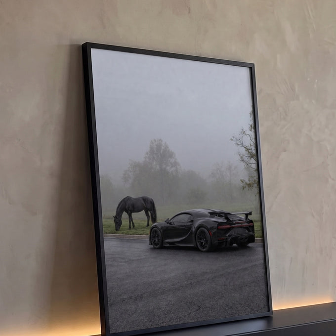 Bugatti Chiron preto em estrada molhada e cavalo negro pastando na neblina, quadro decorativo