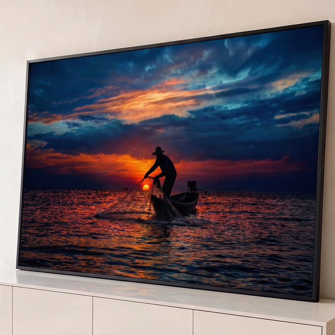 Quadro Decorativo Grande Pescador ao Pôr do Sol para Sala | quadros decorativos para sala | pescador em silhueta puxando rede ao pôr do sol com céu laranja e azul | Porao dos Quadros