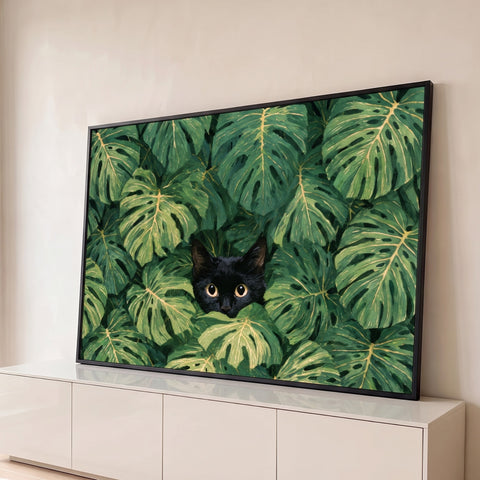 Gato preto de olhos amarelos espiando entre folhas verdes de monstera, ilustração, quadro decorativo