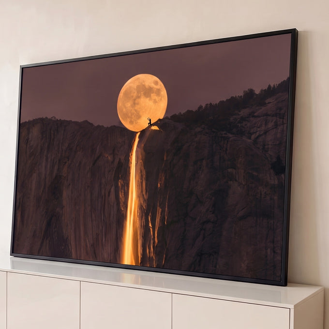 Quadro Decorativo Grande Lua Cheia para Sala Dourado | quadros decorativos para sala | lua cheia dourada sobre penhasco com cachoeira iluminada e silhueta humana ajoelhada | Porao dos Quadros